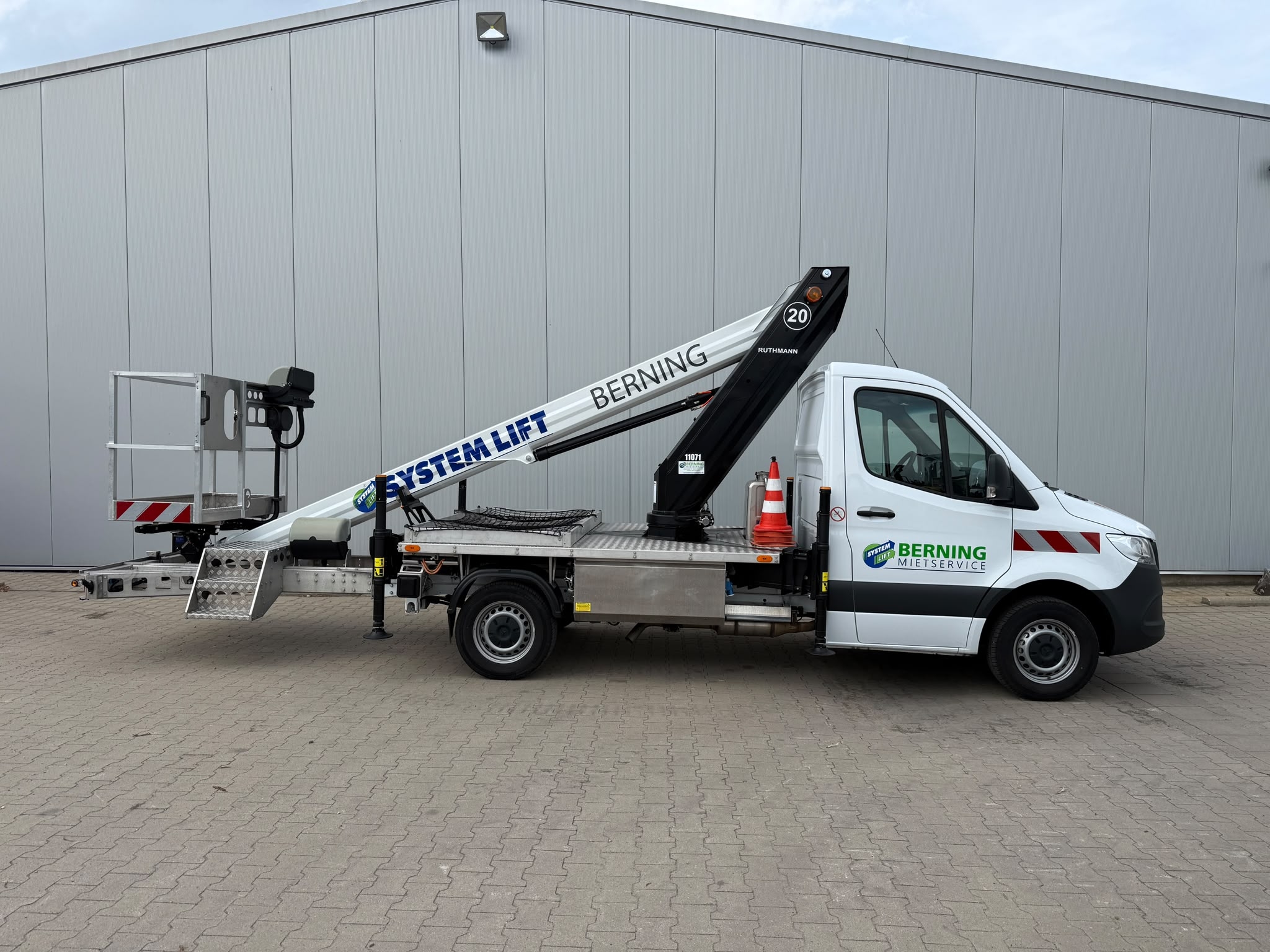 BILDER/LKW-BUEHNEN/V200/Berning Mietservice_Versalift V200_1.jpg